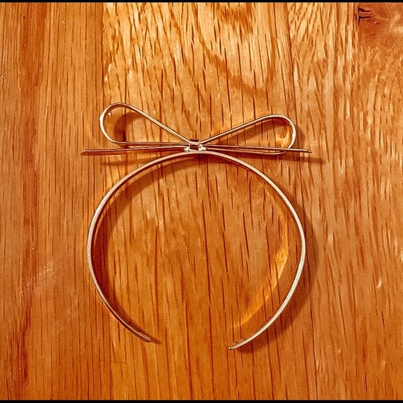 Gold bow bracelet